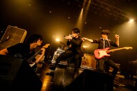 左から田淵智也（UNISON SQUARE GARDEN）、SKY-HI、斎藤宏介（UNISON SQUARE GARDEN）。（Photo by Viola Kam［V'z Twinkle］）