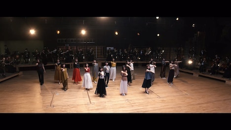 日向坂46「こんなに好きになっちゃっていいの？」ミュージックビデオのワンシーン。