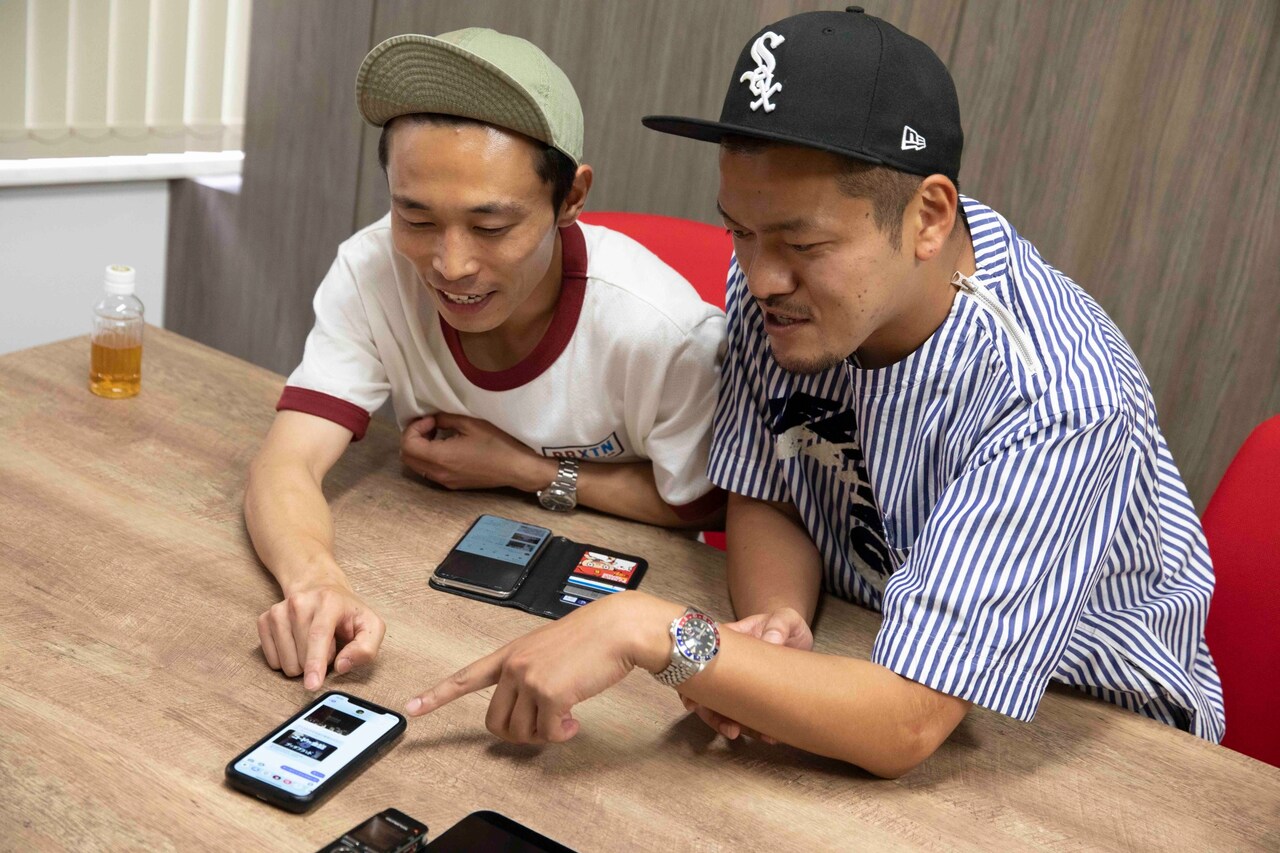 BUDDHA BRANDの新曲を聴く2人。