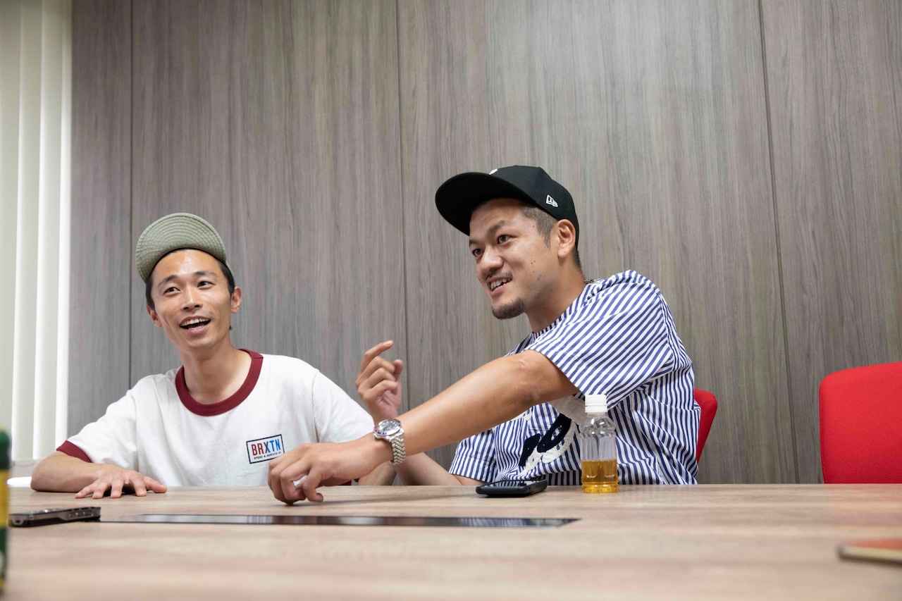 BUDDHA BRANDについての記事ということで、気合いを入れ漫才のときと立ち位置を変えてインタビューに臨むカミナリ。