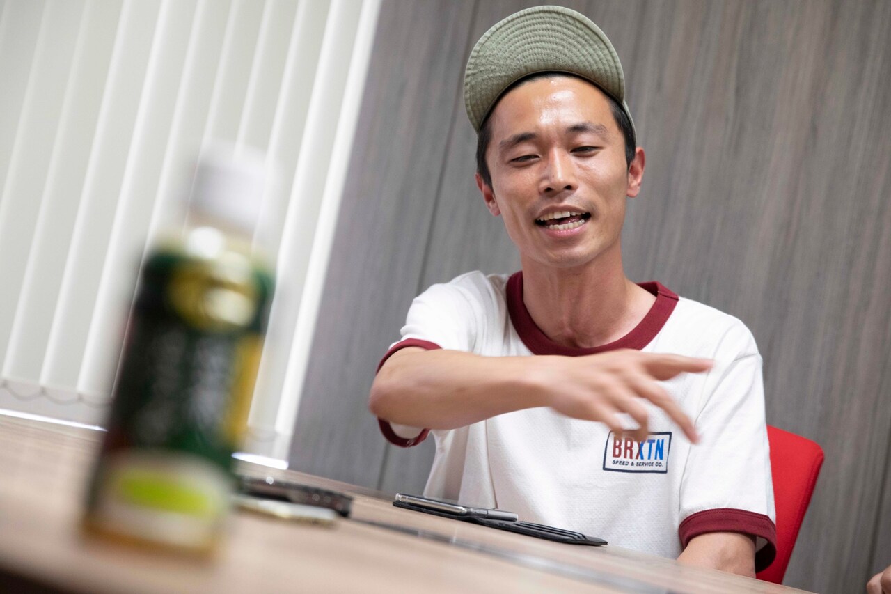 「ブッダの休日」を歌う石田たくみ。