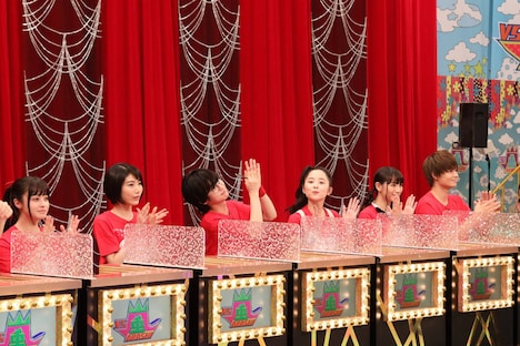 左から橋本環奈、池間夏海、ゆうたろう、堀田真由、浅川梨奈、佐野勇斗（M!LK）。(c)フジテレビ