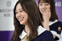 新プロジェクト発表のVTRを見つめる白石麻衣。