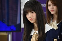 新プロジェクト発表のVTRを見つめる齋藤飛鳥。