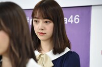 新プロジェクト発表のVTRを見つめる堀未央奈。