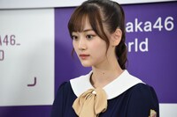 新プロジェクト発表のVTRを見つめる山下美月。