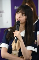 「自由の女神」の英語での言い方を考える齋藤飛鳥。