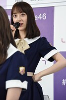 「腹痛」の英語での言い方を考える堀未央奈。