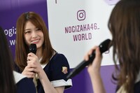 白石麻衣（右）と会話する松村沙友理。