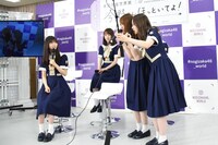 2人旅のデモンストレーションを行う松村沙友理（右から2番目）と白石麻衣（右）。