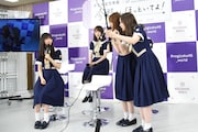 2人旅のデモンストレーションを行う松村沙友理(右から2番目)と白石麻衣(右)。
