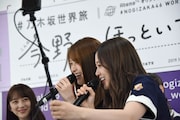 海ガメを見つけた松村沙友理(中央)と白石麻衣(右)。