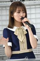 メンバーに英会話クイズを出題する秋元真夏。