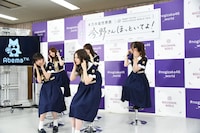 バックパネルが落下しないかとおびえる乃木坂46。