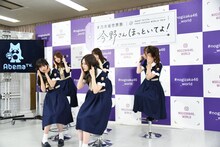 バックパネルが落下しないかとおびえる乃木坂46。