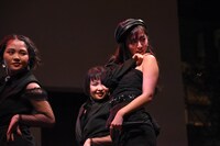 ダンサーのmarinaとHaLuKaを従え歌う鈴木愛理。