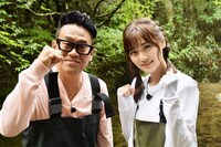 人気画像10位は「乃木坂46生田絵梨花＆山下美月、ヤマメ料理をフルコースで食す」より、宮川大輔と山下美月。（写真提供：日本テレビ）