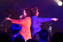 左から益子寺かおり（Vo）、中尊寺まい（Vo, G）。（Photo by NANO Media Inc. maru）