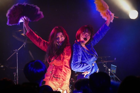 左から益子寺かおり（Vo）、中尊寺まい（Vo, G）。（Photo by NANO Media Inc. maru）