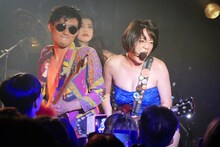 左からポリネシアン・キヨII世（G / パートタイムラバーズ）、中尊寺まい（Vo, G）。（Photo by NANO Media Inc. maru）