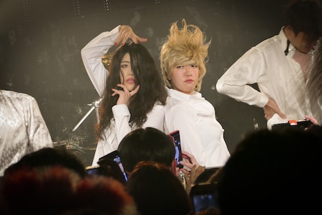 左からTOSHI KAORI（益子寺かおり / Dr）、CHIRO（中尊寺まい / B）。（Photo by NANO Media Inc. maru）