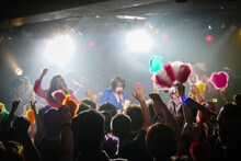 ベッド・イン「性地凱旋おギグ in 池袋手刀ドーム」の様子。（Photo by NANO Media Inc. maru）