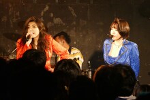 左から益子寺かおり（Vo）、中尊寺まい（Vo, G）。（Photo by NANO Media Inc. maru）