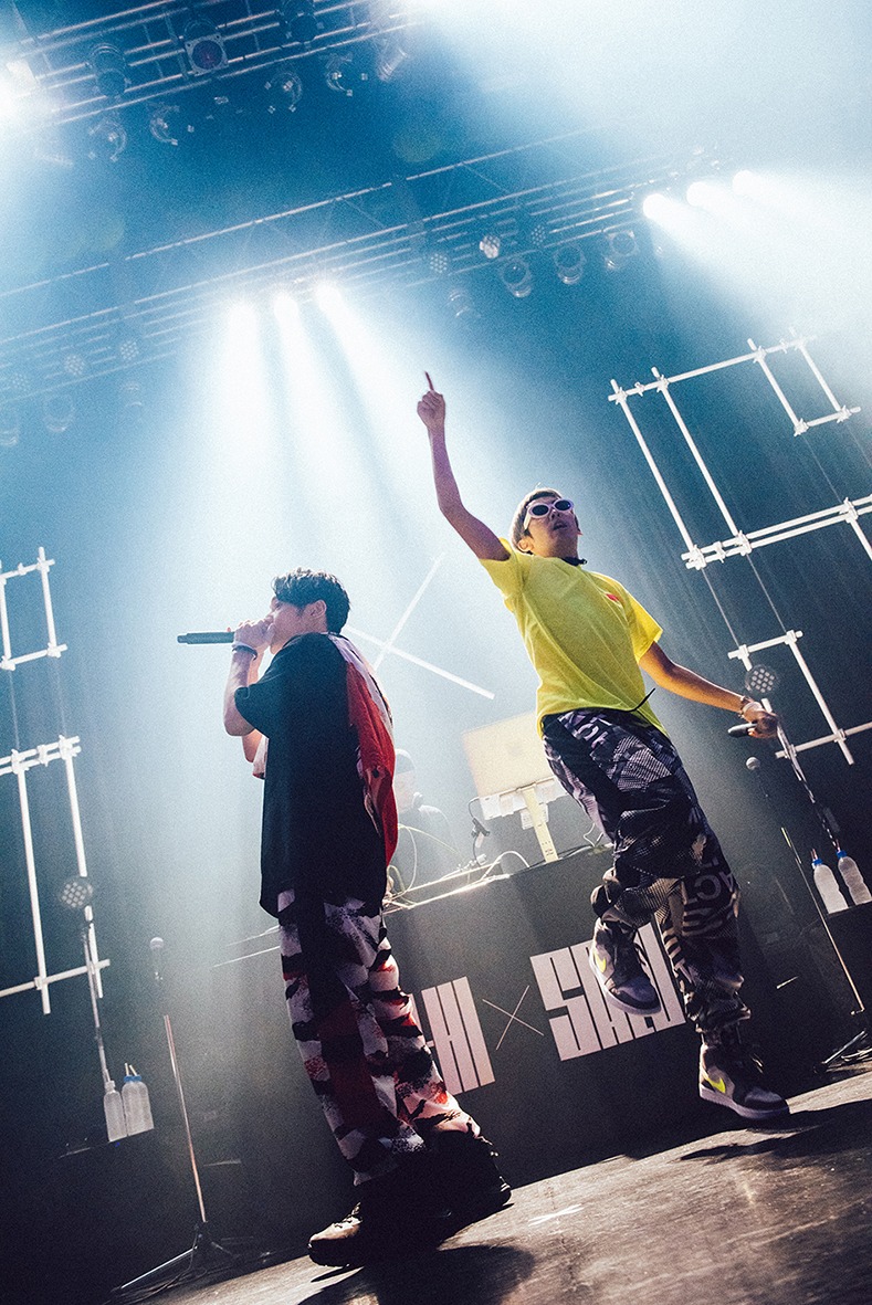 左からSKY-HI、SALU。