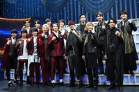 左からSnow Man、SixTONES。