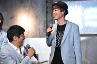 グッズTシャツの説明をするNARGO（中央）と谷中敦（左）。