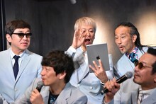 トーク中に「スカパラの窓」を使う（上段左から）GAMO、大森はじめ、北原雅彦。