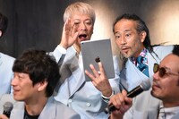 トーク中に「スカパラの窓」を使う（上段左から）大森はじめ、北原雅彦。