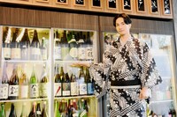 「今まで巡った蔵の中からシンパシーを感じたもの、自分好みのものを厳選した」という数々の銘酒をアピールする橘ケンチ。