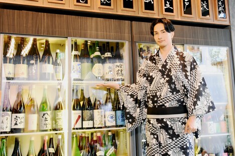 「今まで巡った蔵の中からシンパシーを感じたもの、自分好みのものを厳選した」という数々の銘酒をアピールする橘ケンチ。