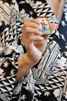 着物を着た女性の札は“当たり”で、これを引くと橘による秘蔵の銘酒が1杯サービスされるとのこと。