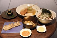 「LDH kitchen IZAKAYA AOBADAI」のメニュー。左上から時計回りに、〆アジのちょいと巻き（750円）、AOBADAI料理長おすすめおでん盛り5種（1000円）、肉麻辣そば（1000円）、そば餃子（750円）。