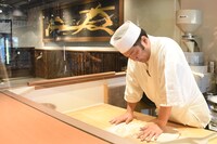 店内では実際に蕎麦打ちが行われる。