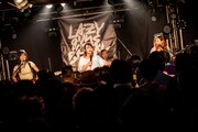 「LAZYgunsBRISKY Tour 2019『Riot Bulb』」東京・下北沢ReG公演の様子。（撮影：千太郎）