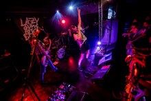 「LAZYgunsBRISKY Tour 2019『Riot Bulb』」東京・下北沢ReG公演の様子。（撮影：千太郎）