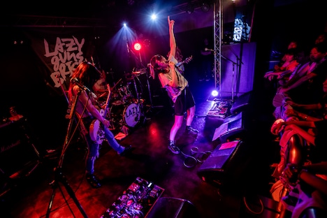 「LAZYgunsBRISKY Tour 2019『Riot Bulb』」東京・下北沢ReG公演の様子。（撮影：千太郎）