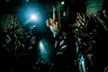 「LAZYgunsBRISKY Tour 2019『Riot Bulb』」東京・下北沢ReG公演の様子。（撮影：千太郎）