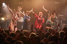 フィロソフィーのダンス「イッツ・マイ・ターン」ライブ映像のワンシーン。