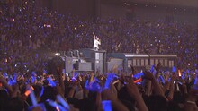水樹奈々「ミラクル☆フライト」ライブ映像のワンシーン。