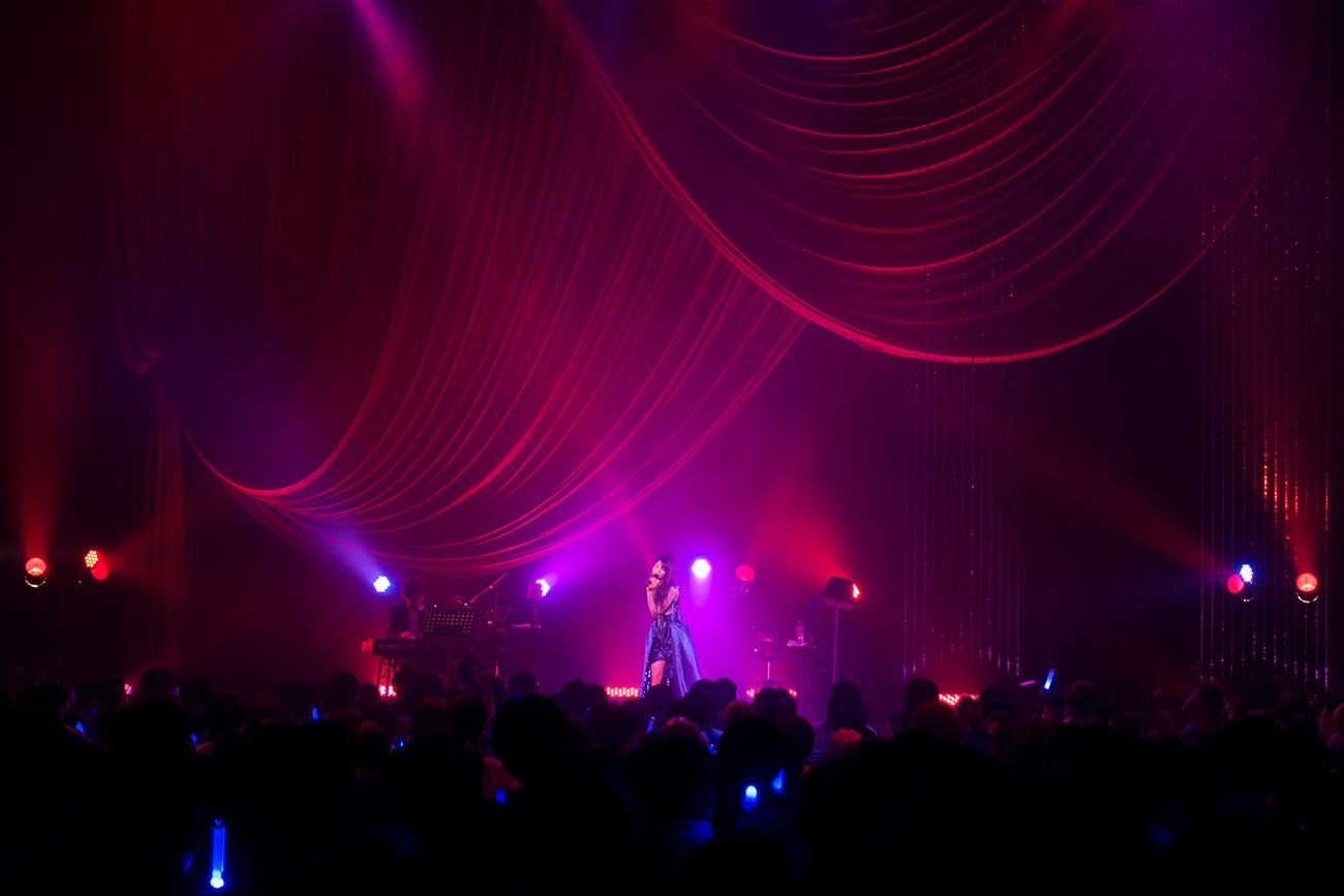 雨宮天「LAWSON presents 第2回 雨宮天 音楽で彩るリサイタル」大阪・Zepp Namba公演の様子。