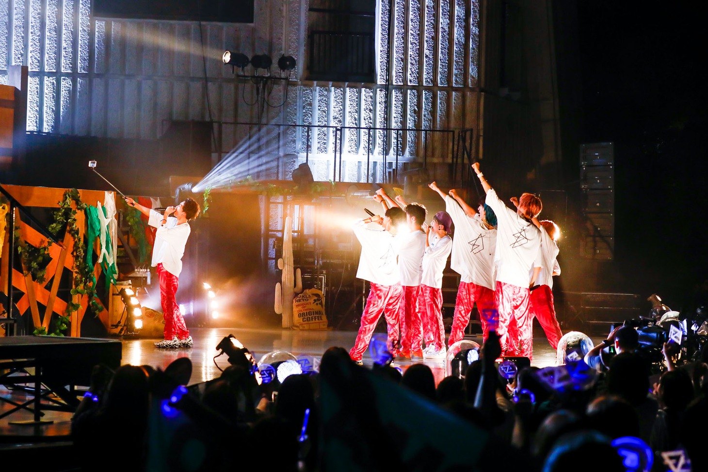 ライブ終わりに記念撮影をするSUPER★DRAGON。