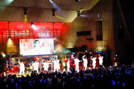 「Dragonfly」のパフォーマンスの様子。