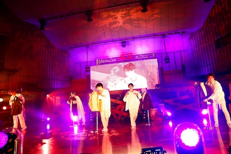 「Jacket」のパフォーマンスの様子。