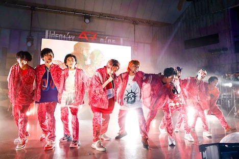 「BROTHERHOOD」で肩を組むSUPER★DRAGON。