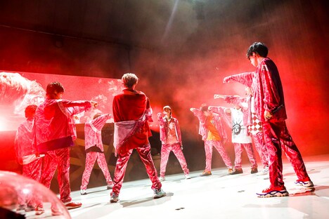 「BROTHERHOOD」のパフォーマンスの様子。