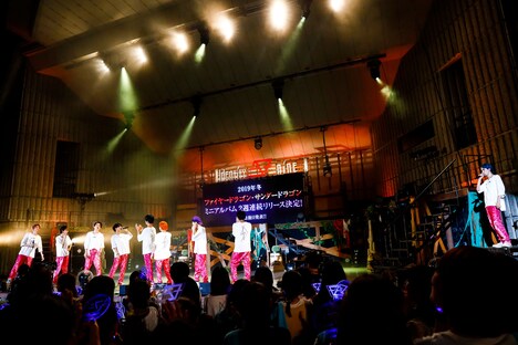 ミニアルバム2週連続リリース決定をファンに報告するSUPER★DRAGON。ジャン海渡（右端）はカマキリから離れた場所に避難中。